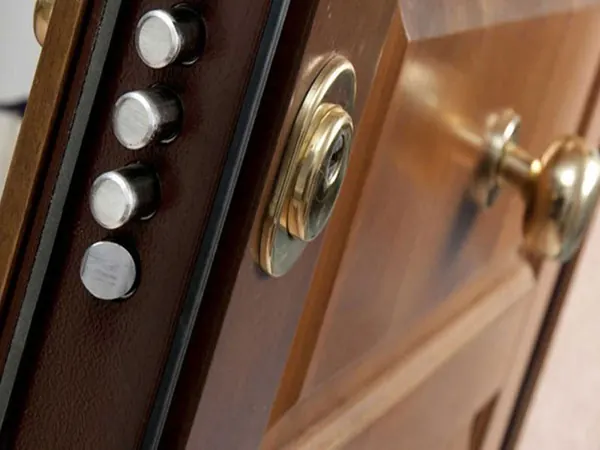 Porta blindata rivestita in legno con chiavistelli e cilindro