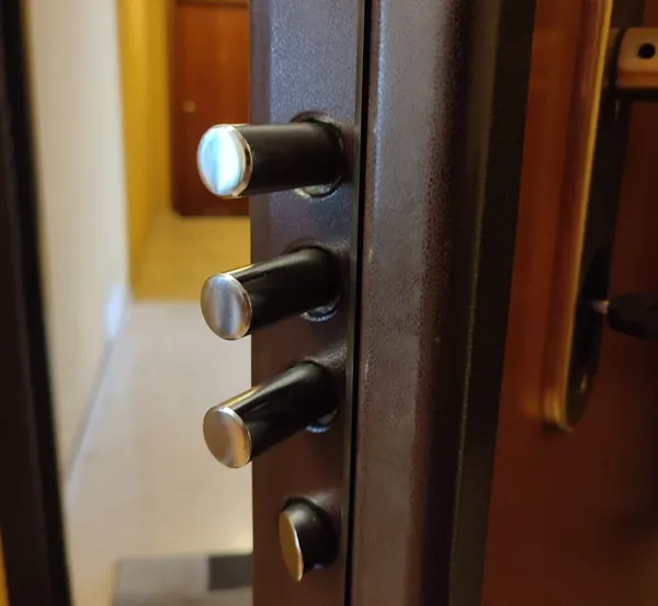 Chiavistelli di una porta blindata in primo piano