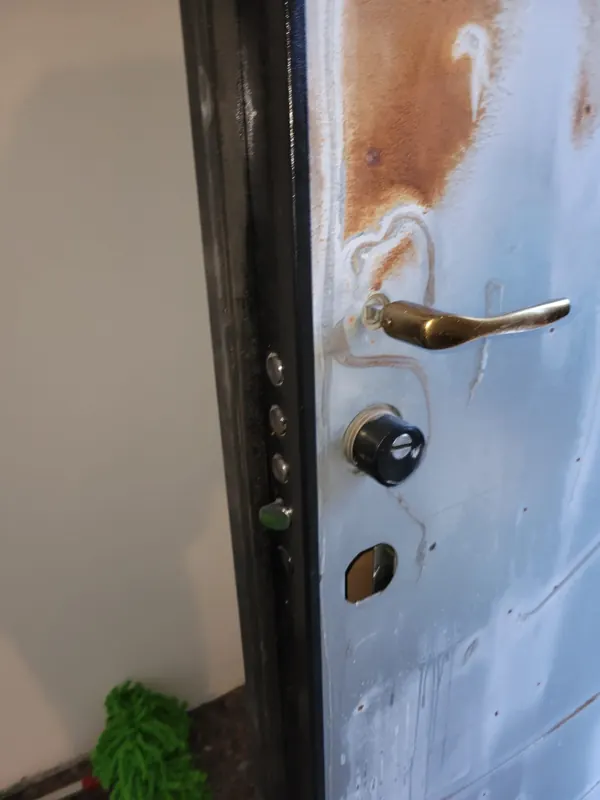 Porta blindata con pannello rimosso durante la riparazione della serratura