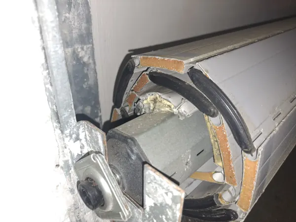 Rullo motorizzato con telo di tapparella in alluminio coibentato danneggiato
