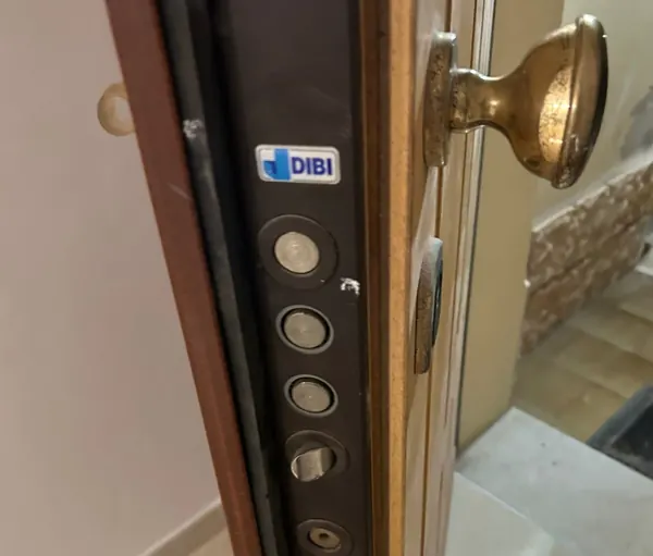 Serratura di porta blindata con chiavistelli e scrocco