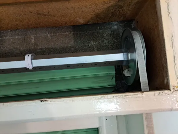 Rullo ottagonale nuovo con puleggia e cinghia montati nel cassonetto